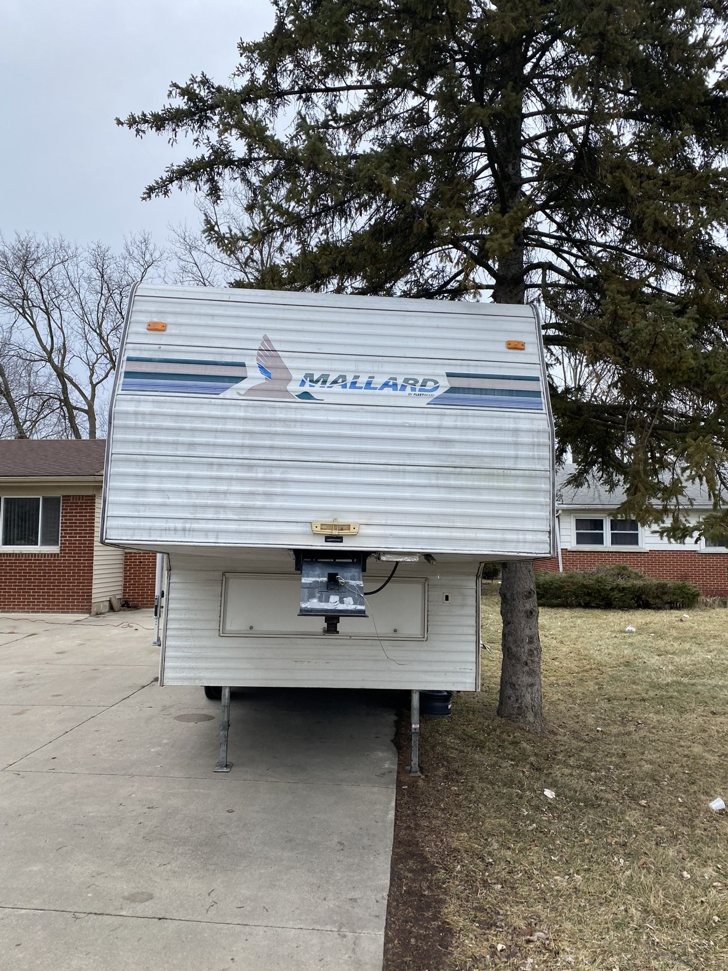 1999 mallard by fleetwood 5th wheel camper, 25 ft. In  good condition. Absolutely everything works great no water damage no leaks no soft floors heat 