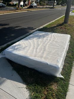 Free used but very clean 12 inch memory foam mattress.