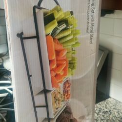 Dish bowl with a metal rack