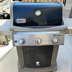 Weber spirit propane grill lots of with accessories.