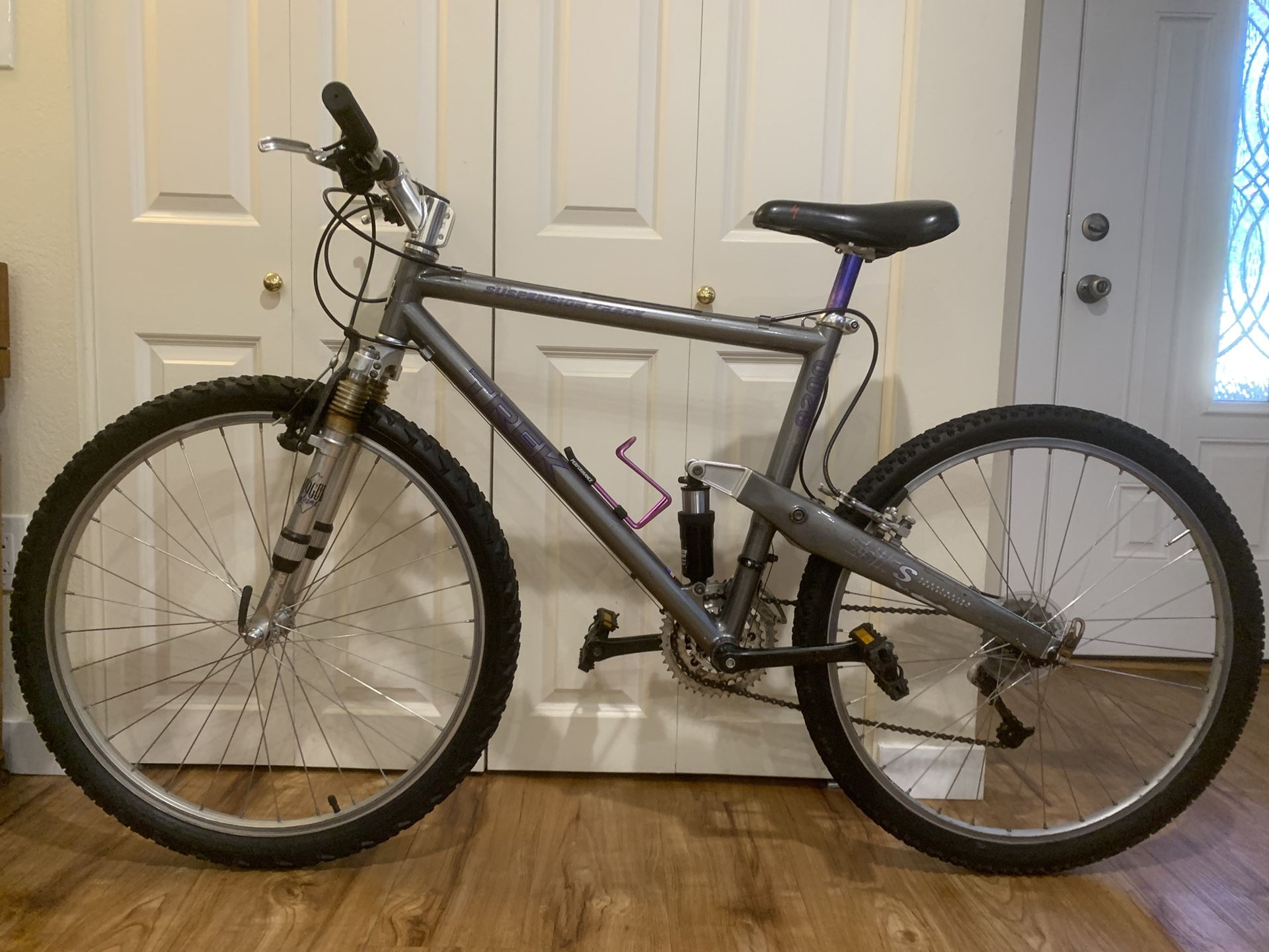 Trek 9200 (old model -1995) full suspension, great condition, frame 18”, just tuned up. No issues.