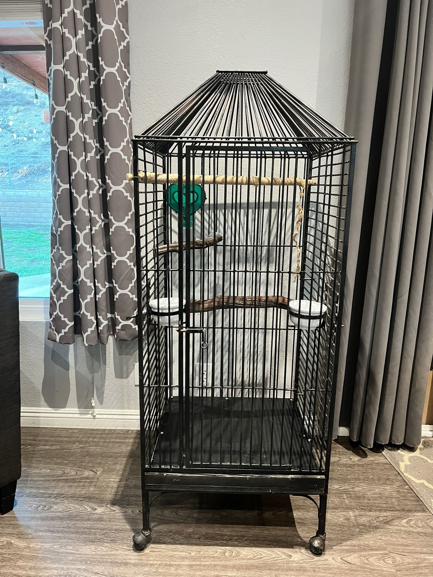 Large Bird Cage Metal With Perch’s And Feeding Bowls