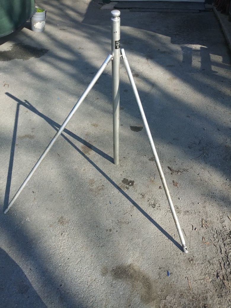 Ski tower for outboard boat