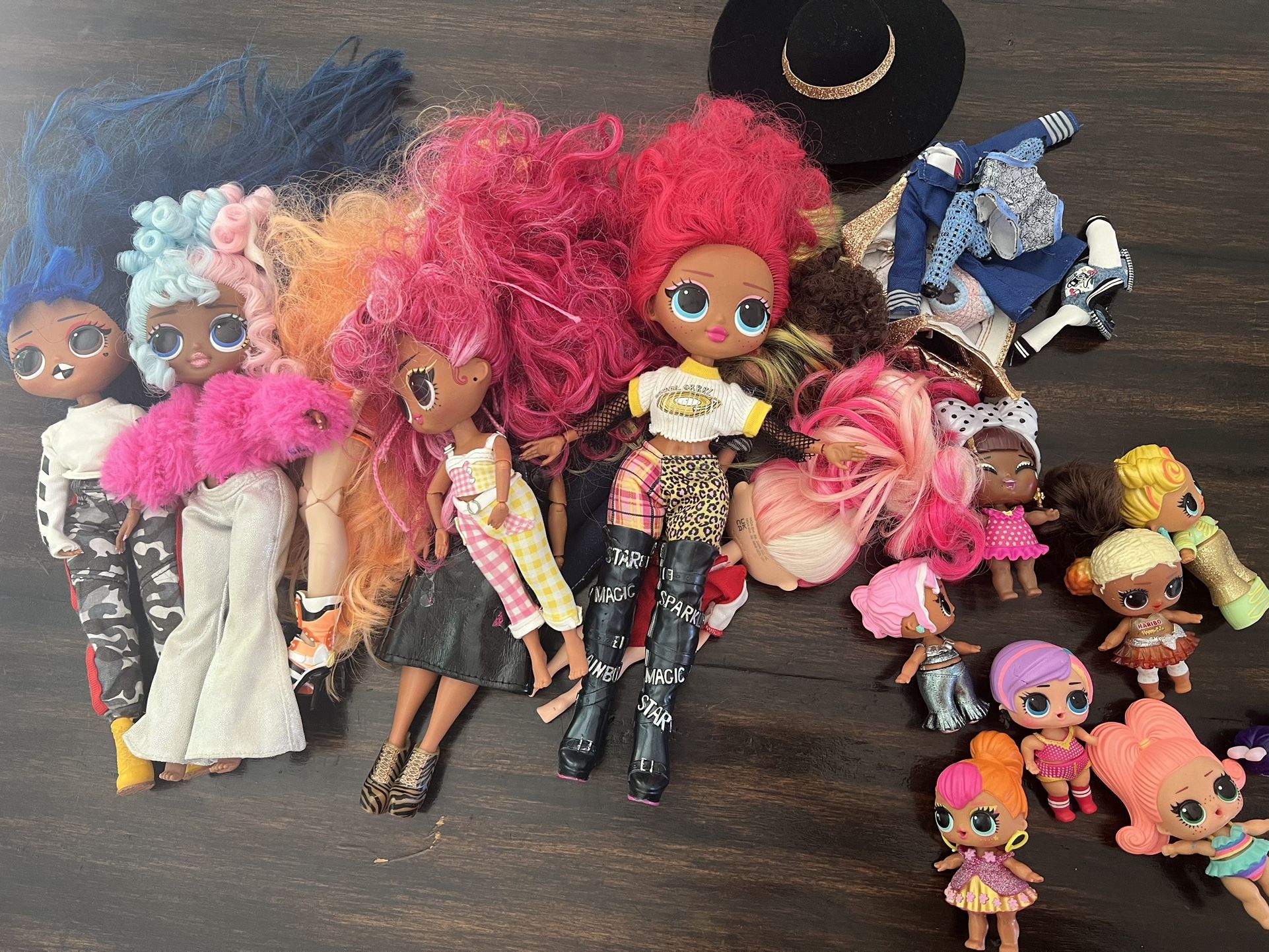 LOL Doll Van And Dolls