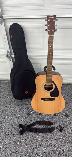 Yamaha 325D acoustic guitar w accessories
