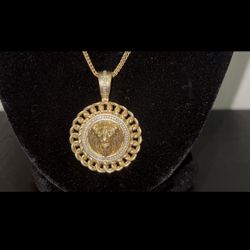 1/6 CT. T.W. Diamond Lion Head Medallion Necklace Charm in 10K Gold With 14k Gold Chain