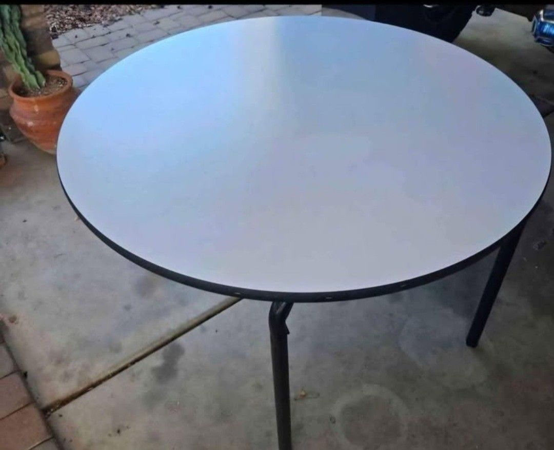 Round BANQUET TABLE