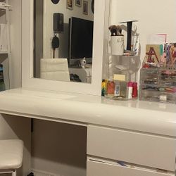 4 Peice Bedroom Set For Girl/woman 