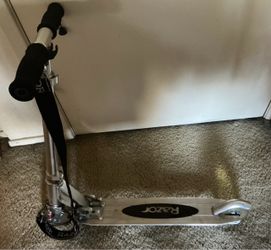 Razor MS130 B1 Scooter/strap with carrying bag/strap and original box