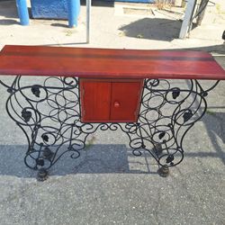 Wine holder table in good condition $40