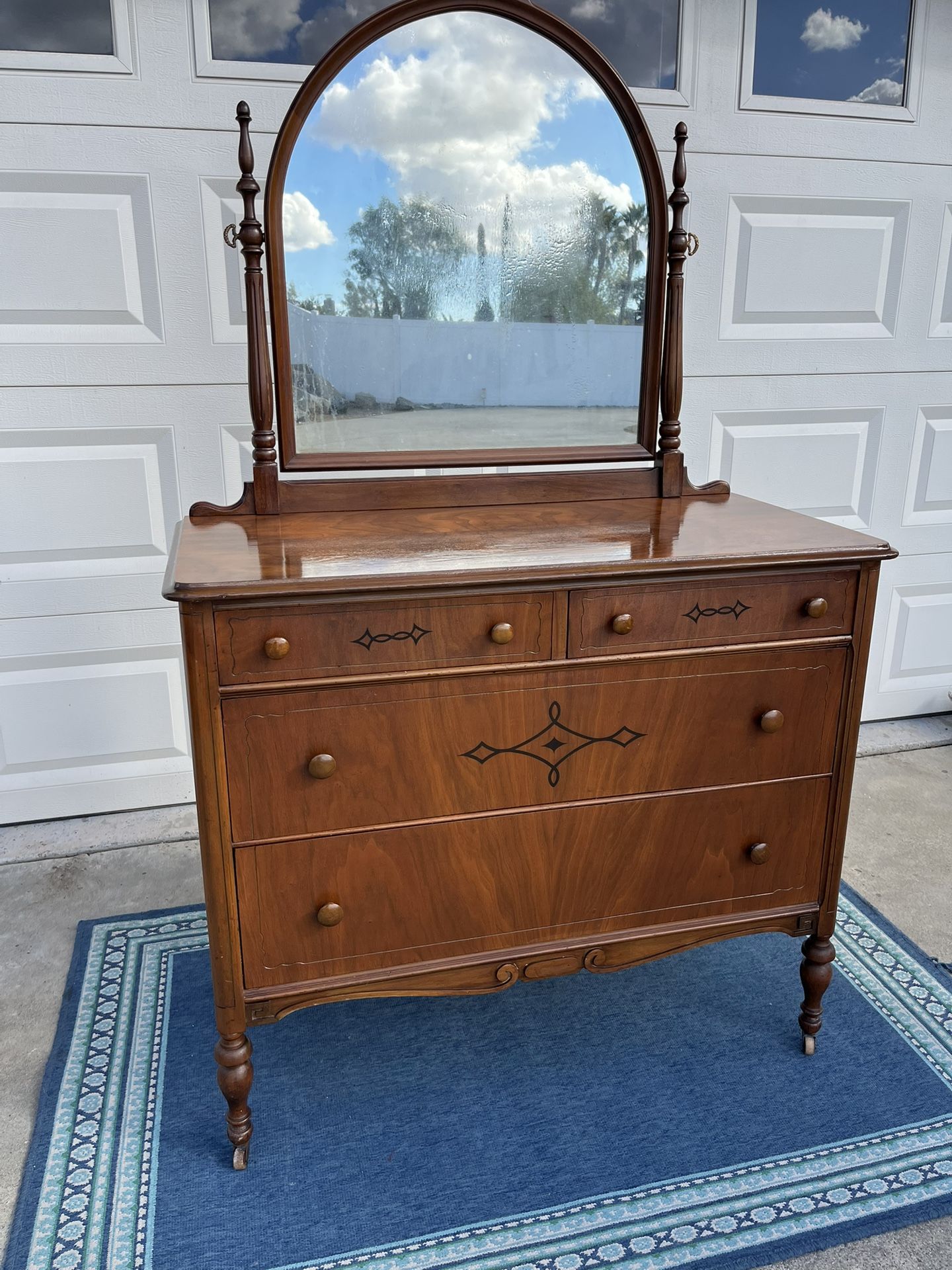 Antique Dresser with mirror 1920 solid wood oak excellent condition