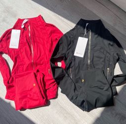 Size 4 lululemon set brand new with bag with tag