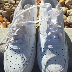 White Nike Size 10 💲1️⃣