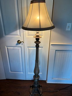 Vintage Traditional Floor Lamp with Shade read description