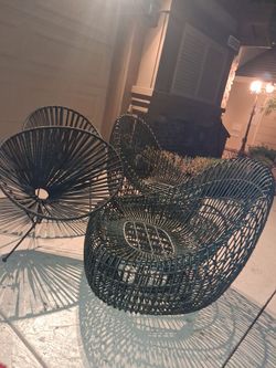 Vino (2) lounge chairs & (2) Black Acapulco-style round lounge chairs