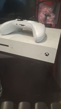 Xbox 1 comes with controller and chords