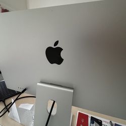 Studio Apple Display Screen