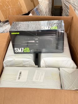 Shure SM7dB Dynamic Studio Microphone with Built-in Preamp – XLR Mic for Podcasting, Streaming