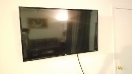 LG HDTV 42" inch with Wall Mount