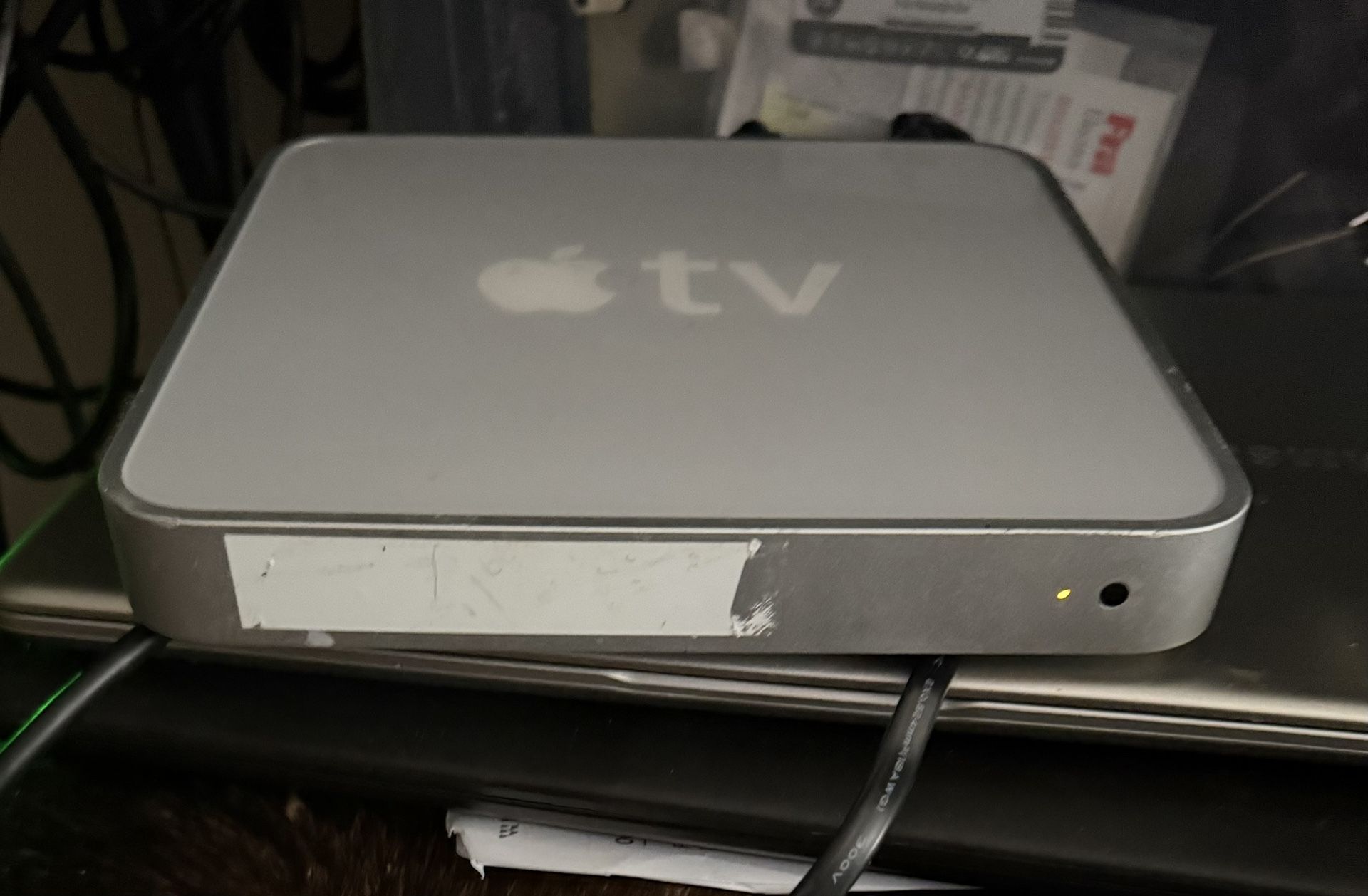 Apple TV 1 TH Generation 144.62 GB Hard Driver ( Model:A1218 ) Color WH/SlV 1080P HD