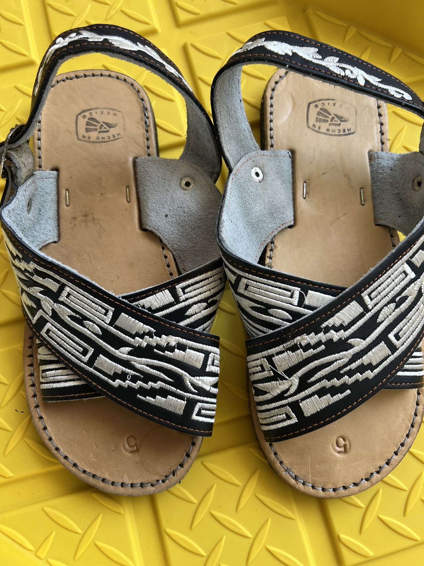 Huaraches $25