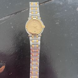 Ladies Gucci quartz watch 9000L two tone wristwatch Not working 