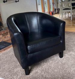 Black barrel chair