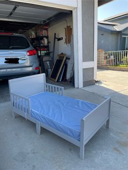 Toddler bed with mattress