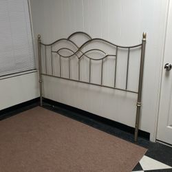 King size headboard - can DELIVER almost anywhere for $20 extra - gently used and in very good condition 😍