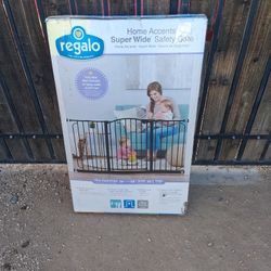 Regalo Super Wide Safety Gate 