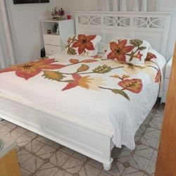 WHITE KING SIZE WOODEN BED FRAME AND MATTRESS