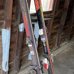 Free downhill skis