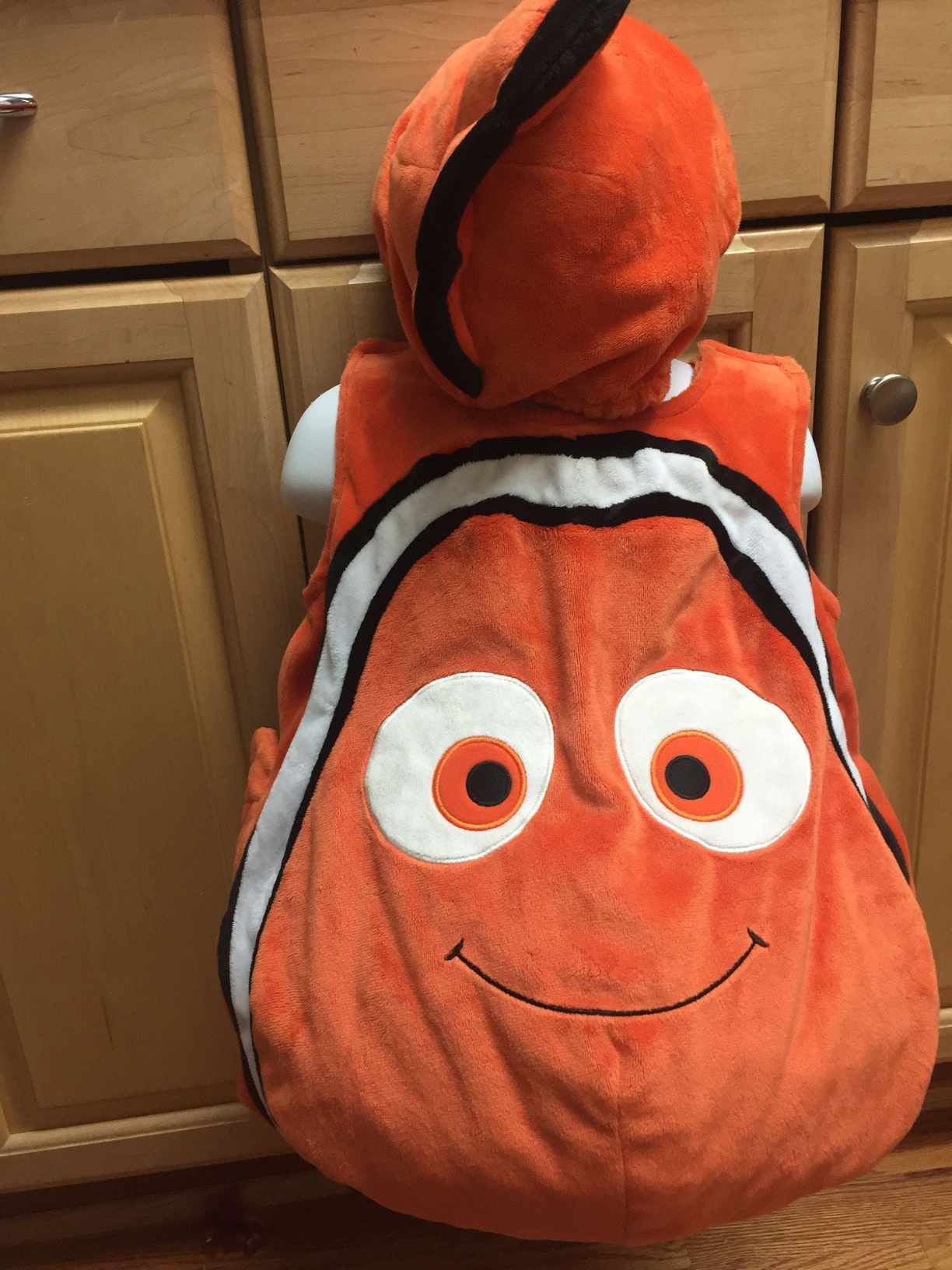 Disney store finding Nemo costume 12M !