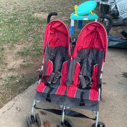 A Very Good Twin Stroller , In Good Condition, Almost New (NO SHIPPING)