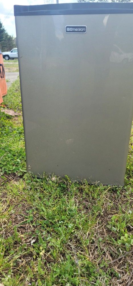 Emerson Mini Fridge And Freezer