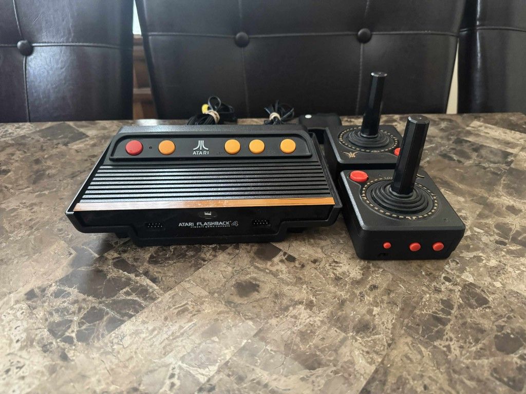 Atari Flashback 4 with 2 wireless controllers