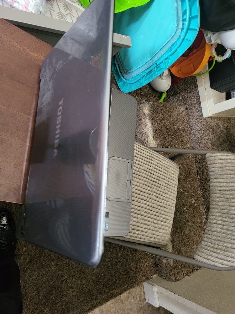 Vendo Esta Laptop Toshiba.