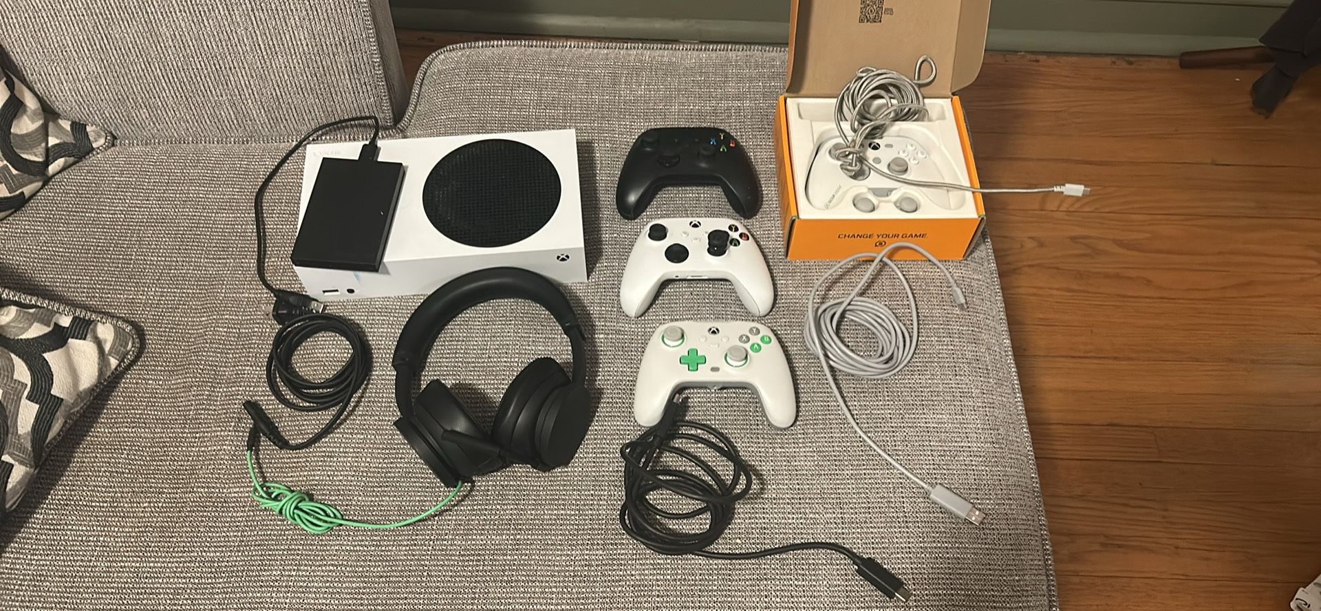 Xbox Series S 500GB With accessories