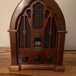  Vintage-style replica AM/FM Radio