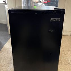 MAGIC CHEF -  Mini-fridge 2.6 Cu Ft in Black