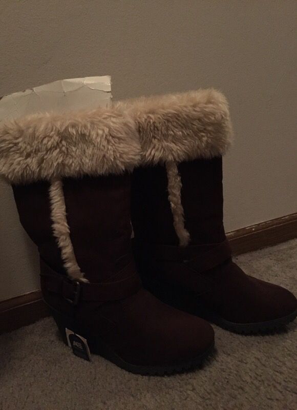Size 8 American eagle fur boots