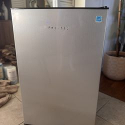 Frestec Mini Fridge 1.7 Cu.Ft