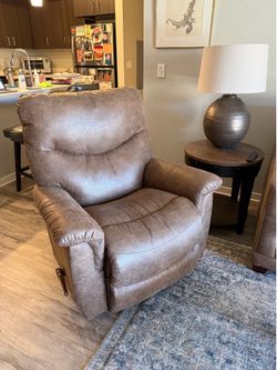 La-Z-Boy Manual Recliner – Like New –
