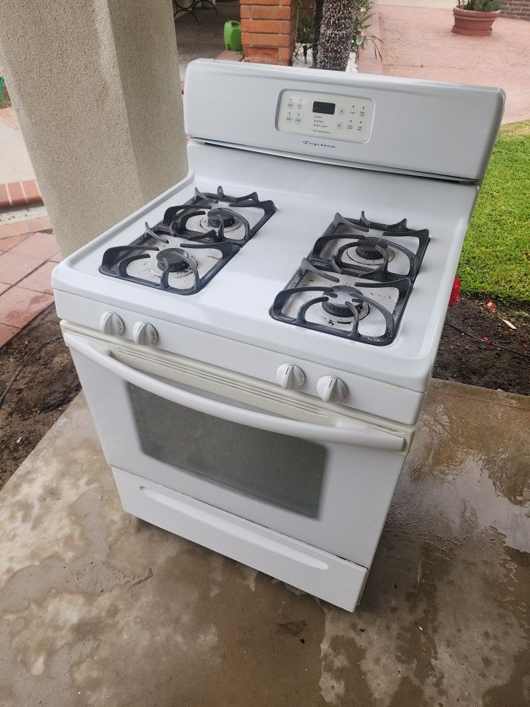 Frigidaire Gas Stove for Sale in Anaheim, CA OfferUp