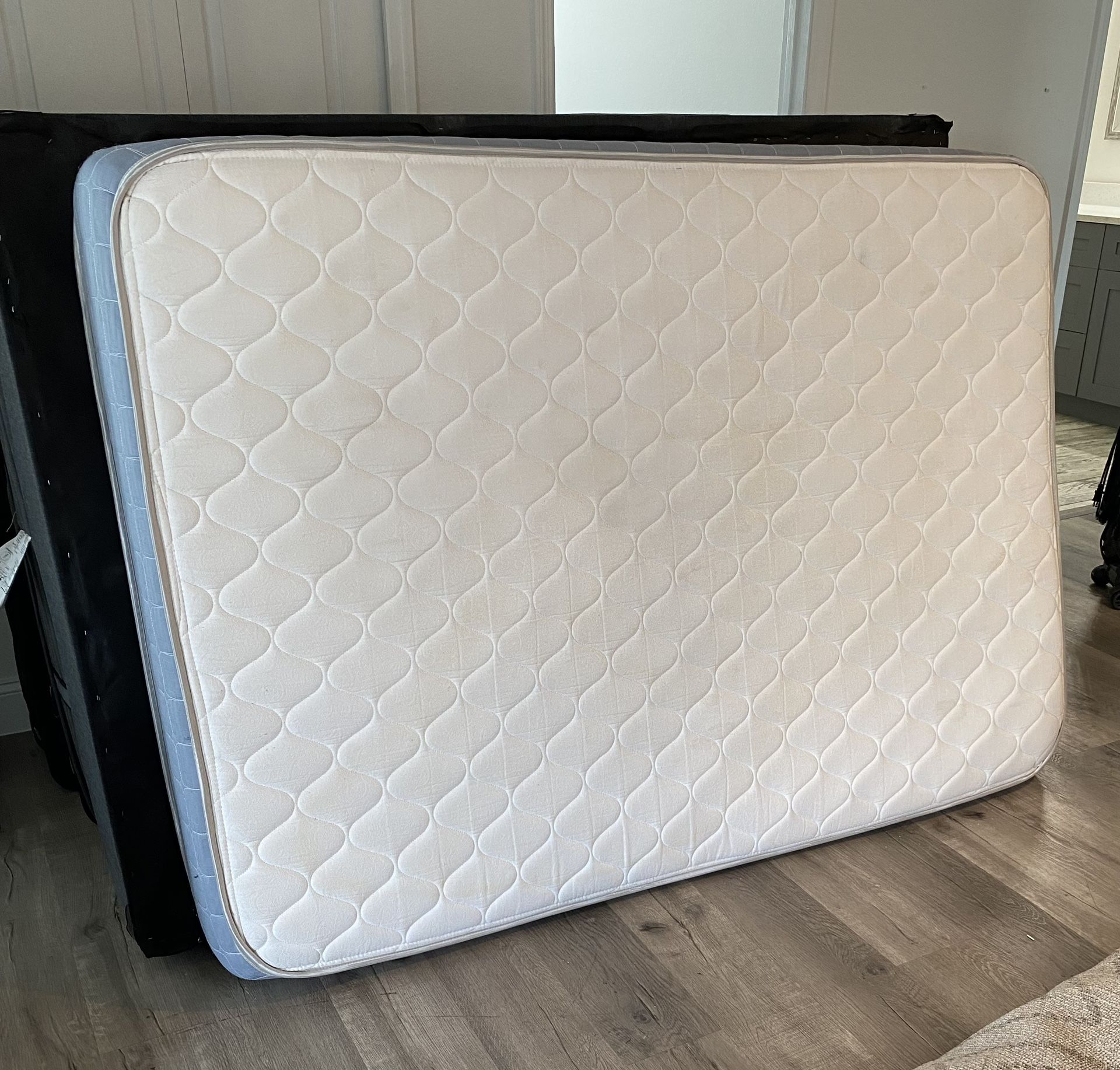 Full-Sized Mattress & box spring - Great Condition! $200