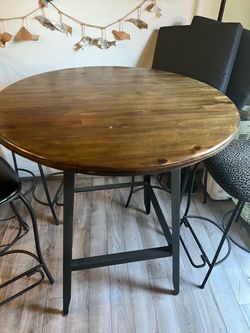 Round Table with metal legs and 4 chairs