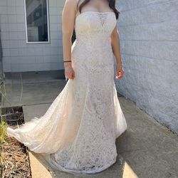 Vera Wang Ivory white wedding dress Size 10 Never worn. Buttons added to go to bottom