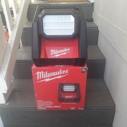 Milwaukee dual power flood light pick UP only