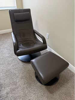 Comfortable lounge chair + footrest - Great Condition