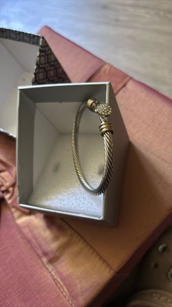 Silvertone and gold to twisted bracelet with clasp